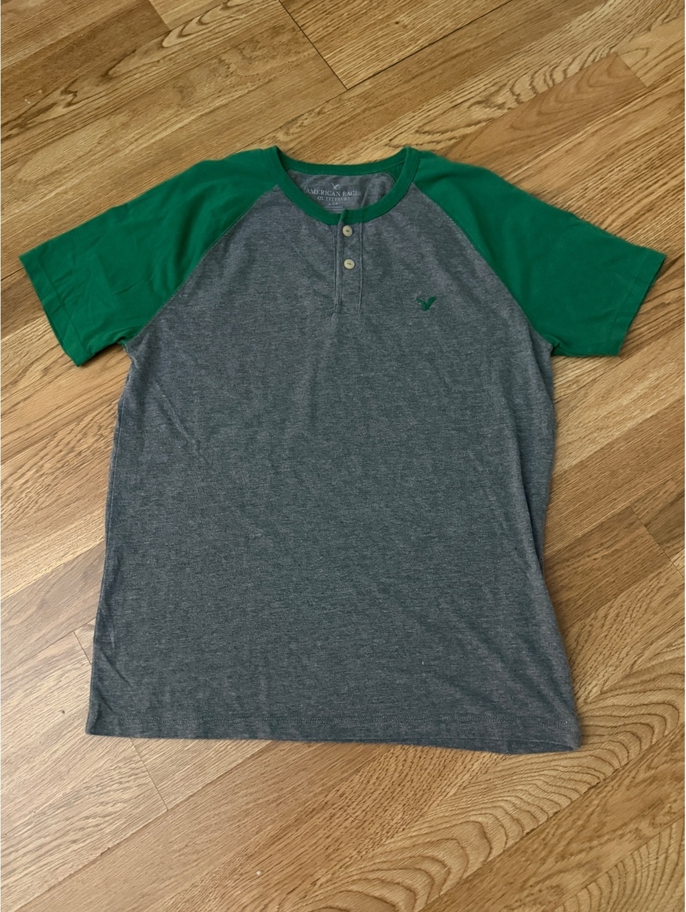American Eagle Outfitters Men's Gray and Green Raglan Henley Shirt Medium